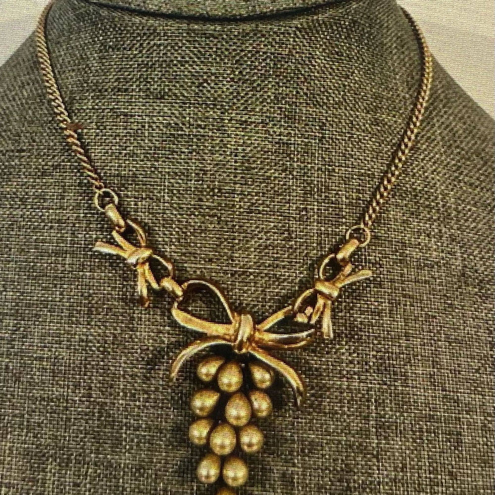 Vintage old gold tone pearl pendant necklace